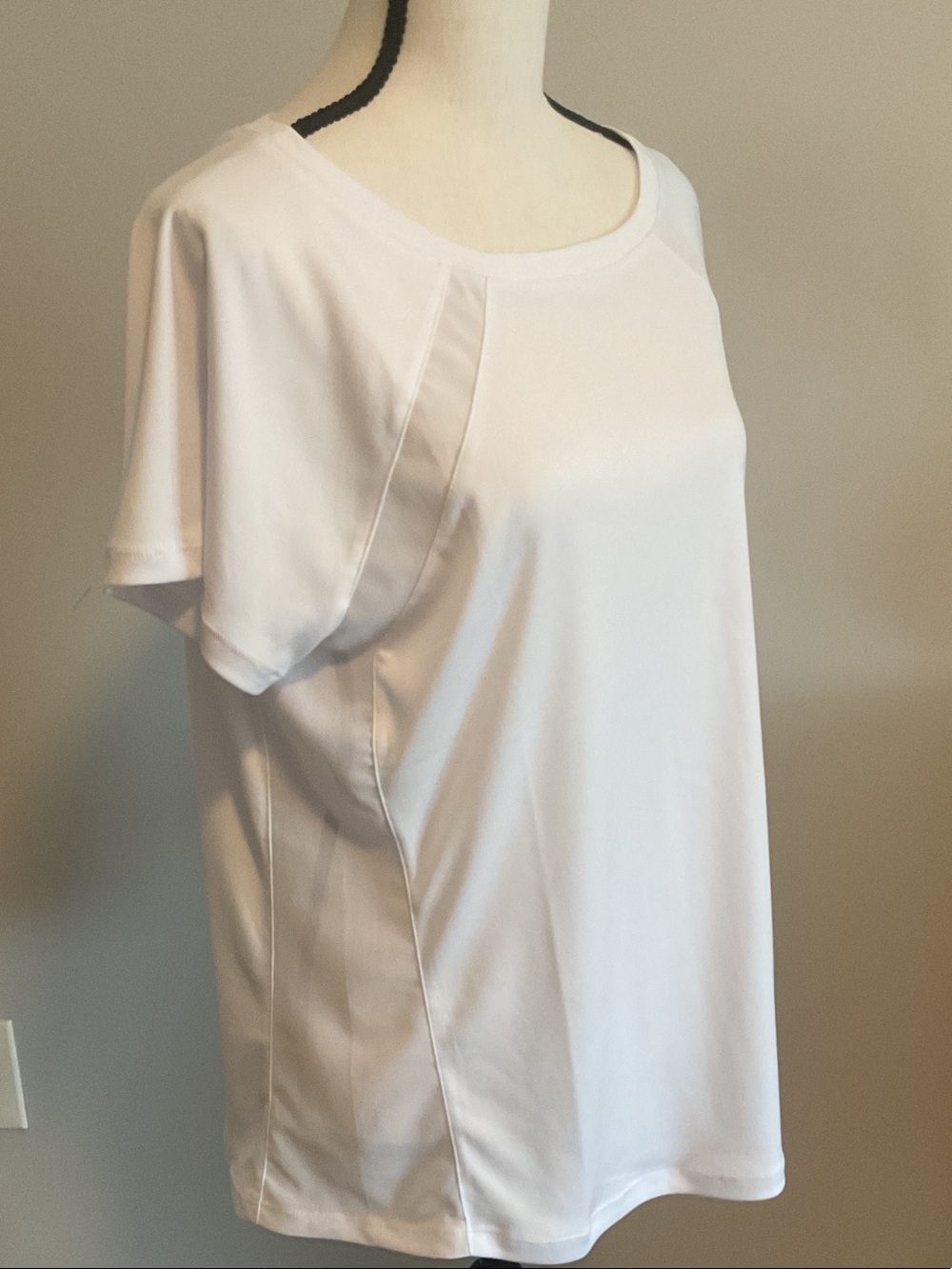 Daisy Fuentes White Short Sleeve Scoop Neck Tee